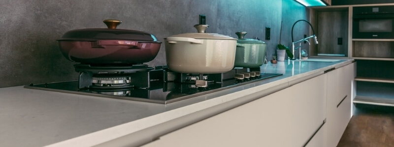 keuken wit modern gasfornuis ketel beton tegel wand